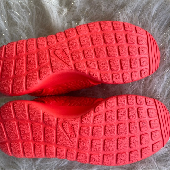 Nike Roshe One DMB Bright Crimson Sneakers - Picture 11 of 16